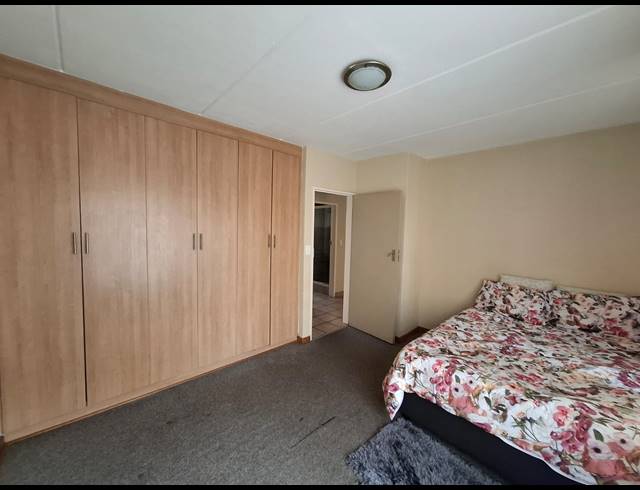 2 BEDROOM APARTMENT FOR SALE IN VANDERBIJLPARK SE 4